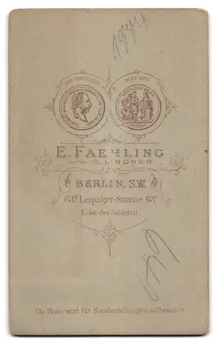 Fotografie E. Faehling, Berlin-SW, Leipziger-Str. 63 a Ecke der Seidelstr., Bürgerliche Dame mit Kragenbrosche