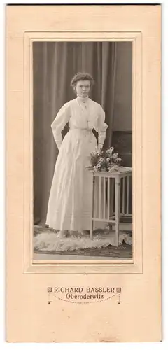 Fotografie Richard Bassler, Oberoderwitz, Junge Dame in weiss mit Strauss Blumen