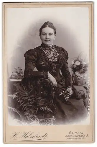 Fotografie H. Haberlandt, Berlin, Anhalt-Str. 2, Gute betuchte Dame in dunklem Kleid