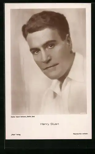 AK Schauspieler Henry Stuart in weissem Hemd