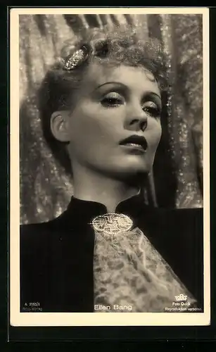 AK Schauspielerin Ellen Bang mit edler Brosche und Haarschmuck