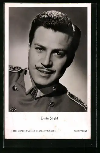 AK Schauspieler Erwin Strahl lächelt kokett in Uniform