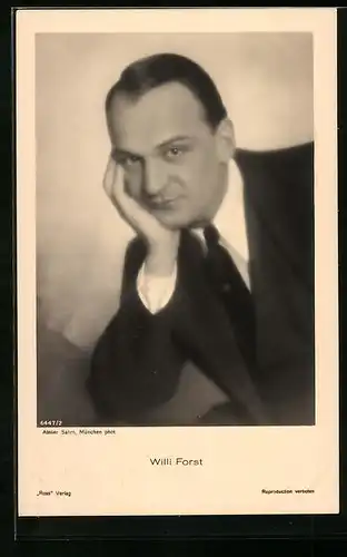AK Schauspieler Willi Forst stützt sein Kinn mit seinem Arm
