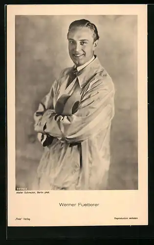 AK Schauspieler Werner Fuetterer verschränkt lächelnd die Arme