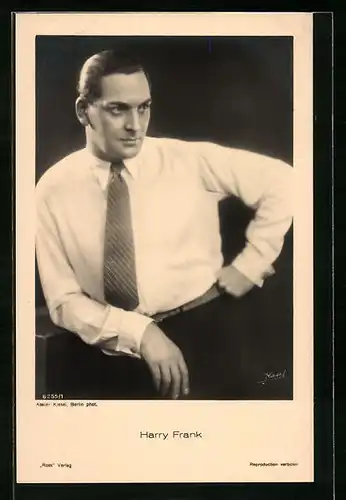 AK Schauspieler Harry Frank posiert selbstbewusst