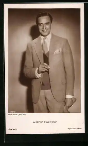AK Schauspieler Werner Fuetterer raucht kultiviert gekleidet