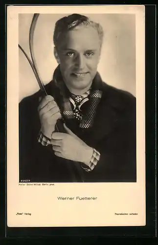 AK Schauspieler Werner Fuetterer hält lächelnd seine Ski