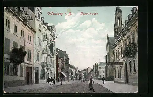 AK Offenburg, Hauptstrasse mit Passanten