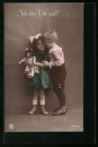AK Ich bin dir gut, Geschwisterchen spielen mit einer Puppe
