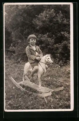 AK Junge spielt draussen mit seinem Schaukelpferd