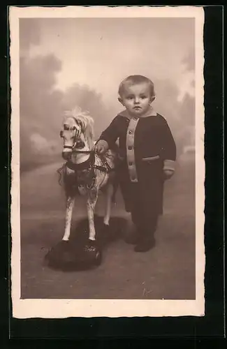 AK Kleiner Bub neben seinem Schaukelpferd