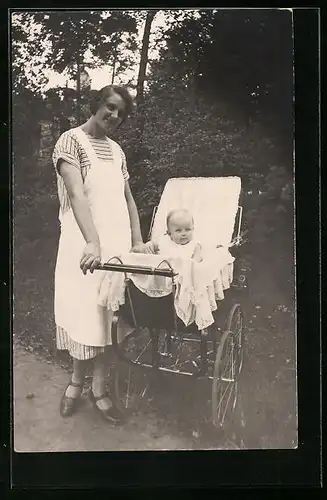 AK Mutter mit ihrem Baby im Kinderwagen