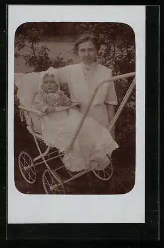 AK Mutter kniet neben ihrem Baby im Kinderwagen