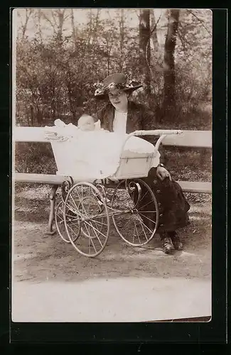 AK Mutter mit ihrem Baby im Kinderwagen im Park