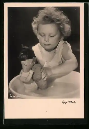 AK Puppenmutti bei grosser Wäsche