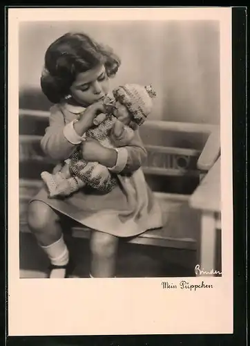 AK Mädchen bemuttert ihre Puppe