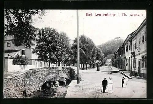 AK Bad Leutenberg i. Th., Neustadt-Strasse mit Passanten