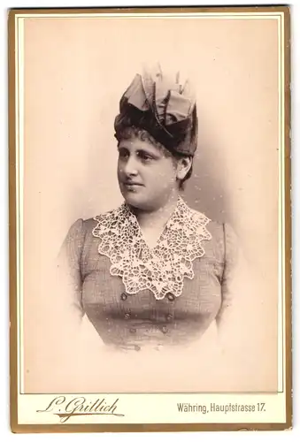 Fotografie L. Grillich, Währing, Hauptstr. 17, Junge Dame im karierten Kleid mit Spitzenkragen