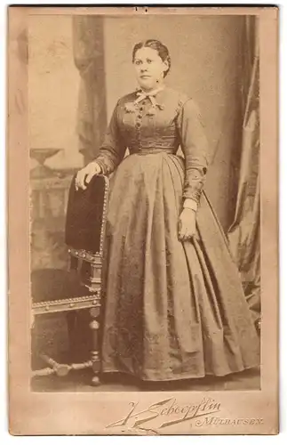 Fotografie J. Schoepflin, Mühlhausen, Illzacherstr. 43, Bürgerliche Dame im Kleid