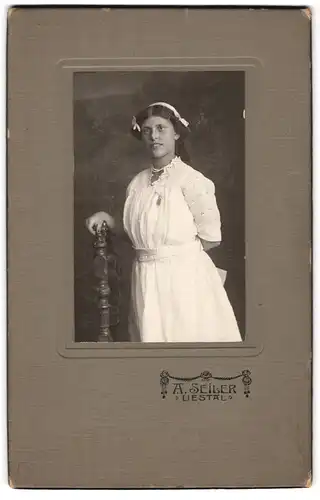 Fotografie A. Seiler, Liestal, Junge Dame im weissen Kleid