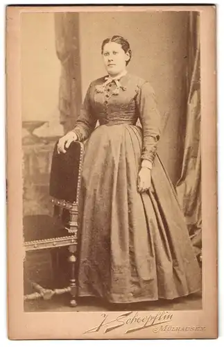 Fotografie J. Schoepflin, Mühlhausen, Illzacherstr. 43, Bürgerliche Dame im Kleid