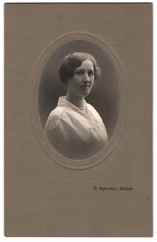 Fotografie H. Schricker, Bienne, Junge Dame mit moderner Frisur
