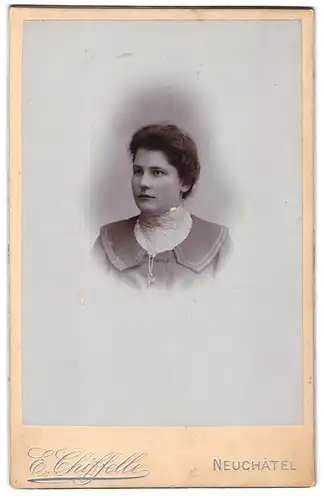 Fotografie E. Chiffelle, Neuchâtel, Junge Dame in modischer Kleidung