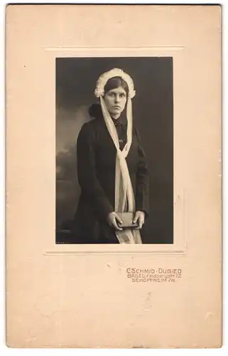 Fotografie C. Schmid-Dubied, Basel, Feldbergstr. 72, Junge Dame in hübscher Kleidung