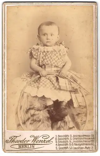 Fotografie Theodor Wenzel, Berlin-O., Andreasstr. 28, Kleines Mädchen im Kleid mit einem Reifen