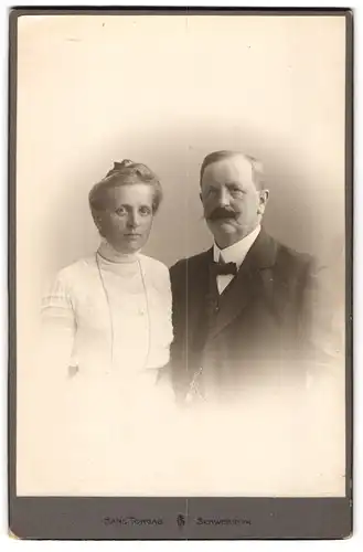 Fotografie Hans Torgau, Schwerin i /M., Bürgerliches Paar in hübscher Kleidung