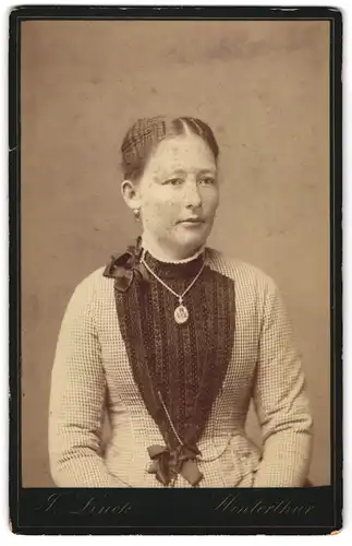 Fotografie J. Linck, Winterthur, Junge Dame im karierten Kleid mit Amulett