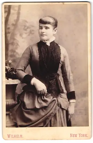Fotografie Wilhelm, New York, N. Y., 1000 Third Ave, Junge Dame in hübscher Kleidung