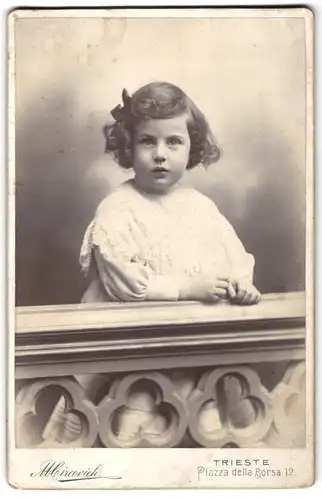 Fotografie Circovich, Trieste, Piazza della Borsa 12, Kleines Mädchen im hübschen Kleid