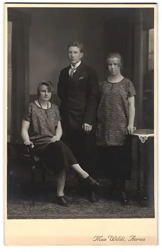 Fotografie Max Wildi, Aarau, Junger Herr mit zwei Damen in modischer Kleidung
