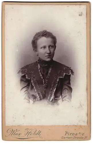 Fotografie Max Holdt, Pirna a /E., Garten-Str. 31, Junge Dame im karierten Kleid