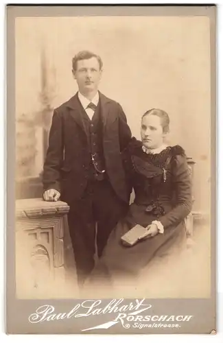 Fotografie Paul Labhart, Rorschach, Signalstr., Junges Paar in hübscher Kleidung mit Buch