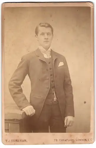 Fotografie E. J. Stoneham, London-EC, 79, Cheapside, Junger Herr im Anzug mit Krawatte und Einstecktuch