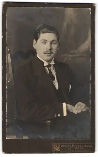 Fotografie Ernest Gass, Montreux, Grande Rue-Place du Marché, Eleganter Herr mit Oberlippenbart