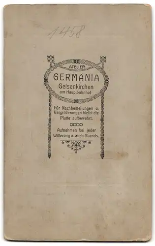 Fotografie Atelier Germania, Gelsenkirchen, Dickampstr. 7, Junger Herr im Anzug mit Fliege