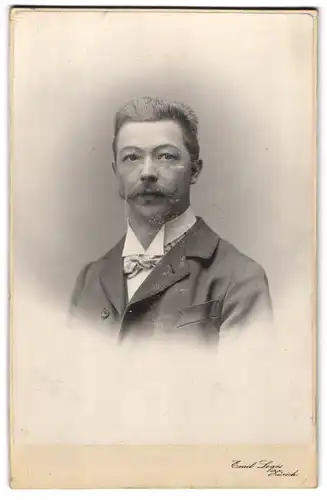 Fotografie Emil Logés, Zürich, Kreuzbühlstr. 1, Elegant gekleideter Herr mit Schnauzbart