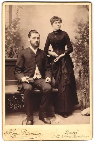 Fotografie Heinr. Ritzmann, Kassel, Kleine Rosenstr. 2, Junges Paar in hübscher Kleidung mit Buch
