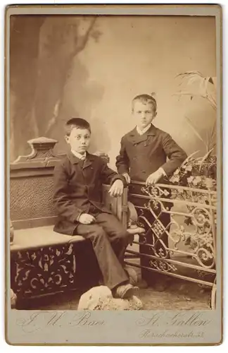 Fotografie J. U. Baer, St. Gallen, Rorschacherstr. 35, Zwei Jungen in modischer Kleidung