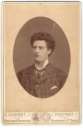 Fotografie Paulsen & Petersen, Hamburg-St. Pauli, Junger Herr im karierten Anzug mit Krawatte