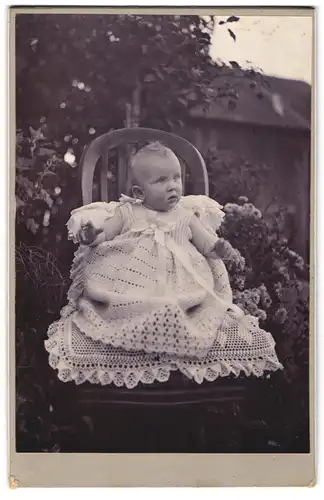 Fotografie unbekannter Fotograf und Ort, Süsses Kleinkind im Wollkleid