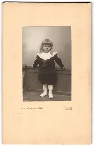 Fotografie A. Meier von Tobel, Zürich, Rennweg 4, Kleines Kind im hübschen Samtkleid
