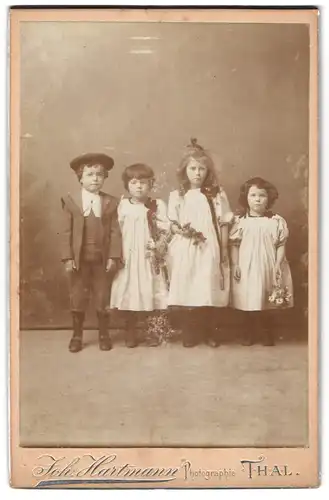 Fotografie Joh. Hartmann, Thal, Kleiner Junge mit drei Mädchen in hübscher Kleidung