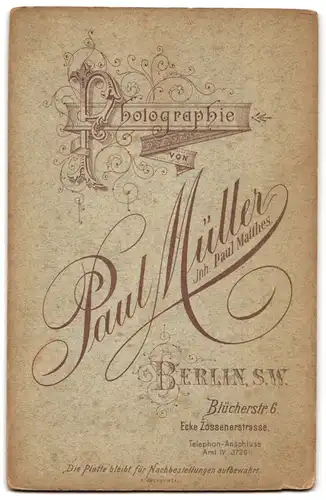 Fotografie Paul Müller, Berlin-SW, Blücherstr. 6 Ecke Zossenerstr., Süsses Kleinkind im gestreiften Kleid