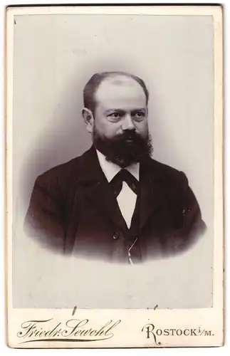 Fotografie Friedr. Sewohl, Rostock i /M., Doberaner Str. 158, Elegant gekleideter Herr mit Vollbart