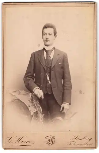 Fotografie G. Howe, Hamburg, Ferdinandstr. 51, Junger Herr in modischer Kleidung