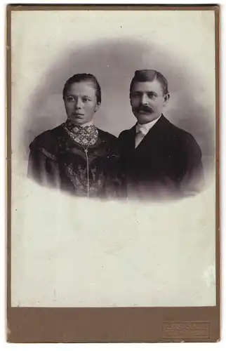 Fotografie Ernst Schulz, Pinneberg, Junges Paar in hübscher Kleidung